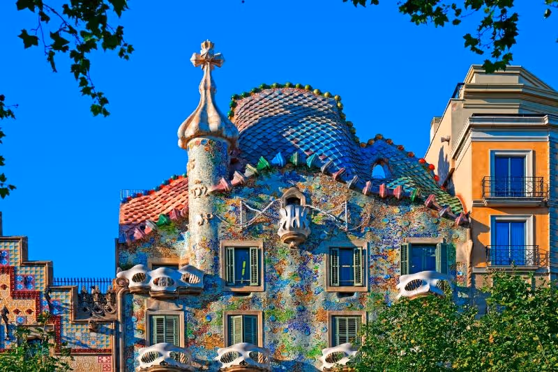 El tejado en forma de dragón de Casa Batlló con sus coloridos azulejos cerámicos